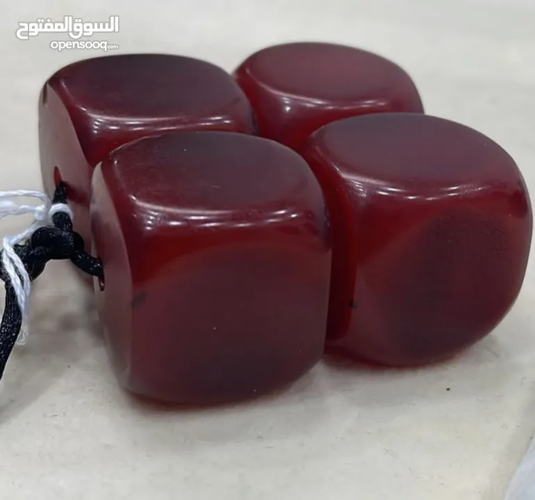 نشتري مكعبات الكهرمان القديمة