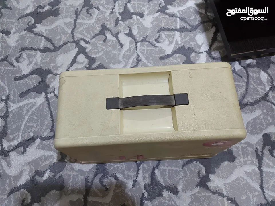 ماكنه خياطه سنجر مستعمله + طاولة كوي كبيره الحجم