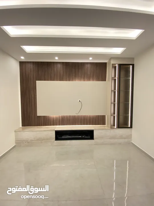 شقة فخمة 205 م طابق ثاني وطابق اول في طريق المطار قرب جامعة البتراء 3 نوم 2 ماستر سوبر
