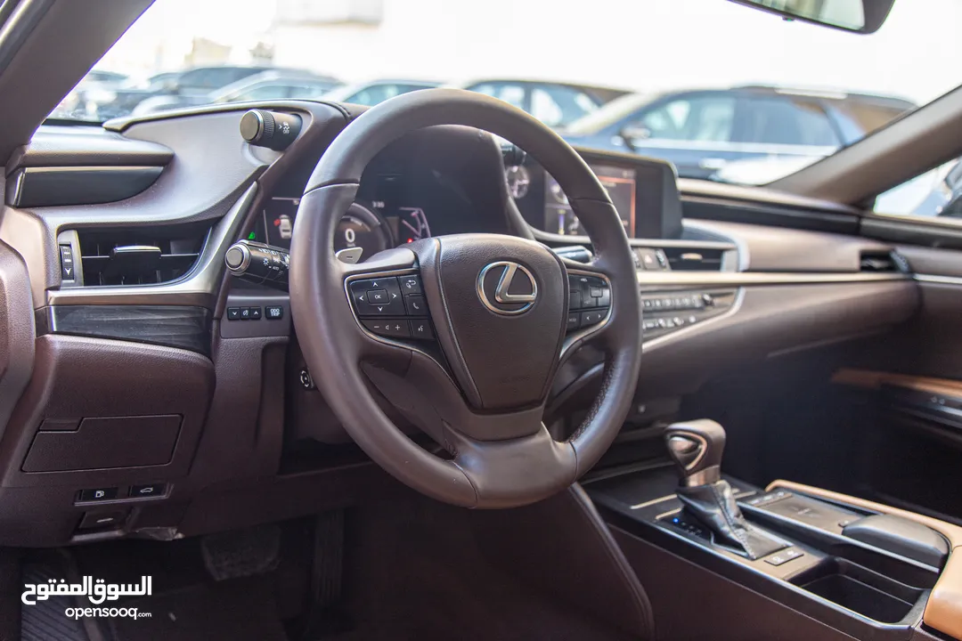 Lexus es300h 2019   السيارة بحالة ممتازة جدا و قطعت مسافة 65,000 كيلو متر