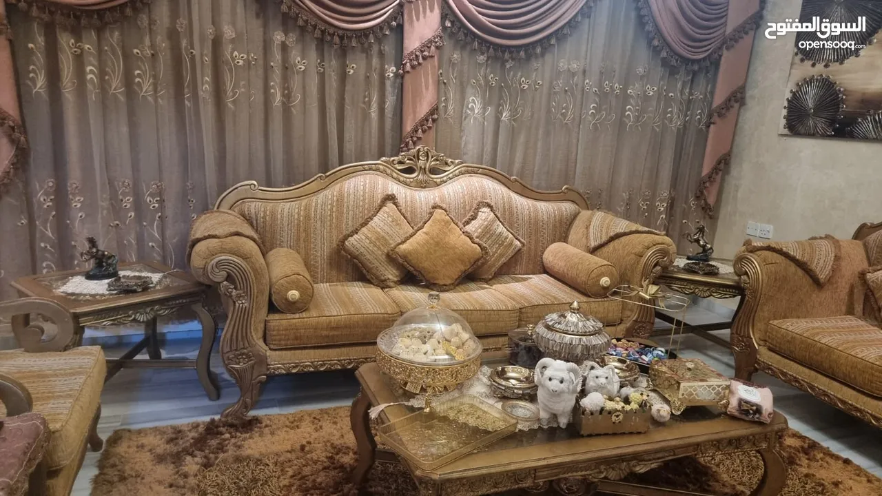 طقم كنب وطقم طاولات وسط وطقم طاولات سيرفس و برادي للبيع بسعر مغري جميع الاثاث تفصيل لا يوجد اي كسر