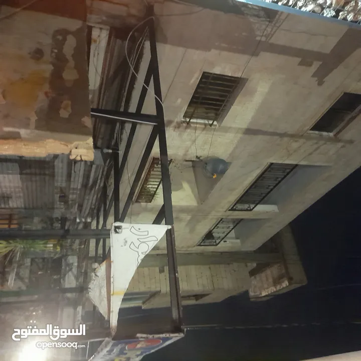 عماره تجاري مكونة من ثلاث طوابق الطابق الاول مكون من ثلاث مخازن