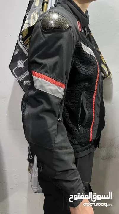 جكيت دراجة نارية عدد 2 الاسود حجم xl صيفي + شتوي الجكيت الاسود و احمر حجم xs صيفي طبعن بحالة نظيفة