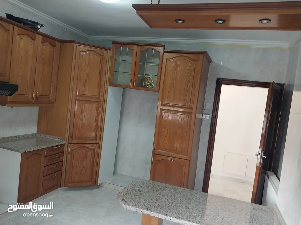 شقة طابقية للايجار مساحتها 216 متر في بناية مكونه من 5 شقق فقط في حي الفضيلة قرب مدرسة الخنساء