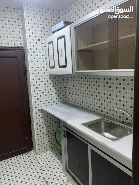 ستوديوهات ومخازن