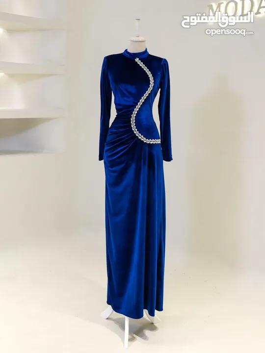 فستان سهرة أزرق مخمل راقي ، فخم و بحالة ممتازة ، مناسب للسهرات و الخطوبة و الأعراس .