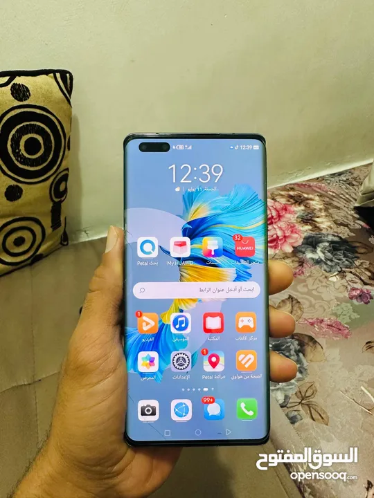 ميت 40 برو مع الشاحن معفي ضريبة حمايه في الظهر فيه خبطه في الشاشه لا تأثر على الاستعمال 256جيجا 5G