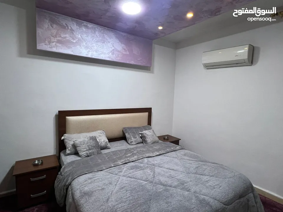 شقق مفروشه بالكامل كبيره وصغيره  نظافه مميزه للايجار خلف مركز الحسين للسرطان / الجامعه الاردنيه