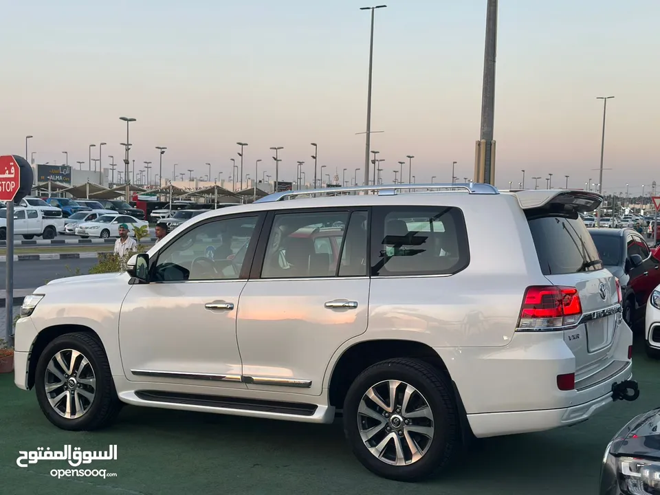 Toyota Land Cruiser VX.R 5.7- 2016 -Gcc- Excellent Condition -Cash Or 2,448 Monthly