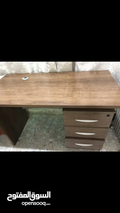 مكتب خشب طاوله مع جرارات  بحاله ممتازه مستعمل  120*60  اثاث مكتب  البالوع  السعر قابل للتفاوض