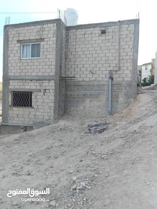 بيت للبيع الزرقاء جبل الأمير حمزة مكون من طابقين مساحة الطابق الاول 120م مساحة الطابق الارضي قوشان م