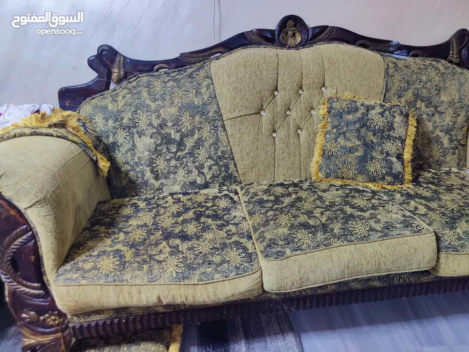 طقمين كنب زان بحاله ممتازه وطقم سفره مع ملحقاتها للبيع