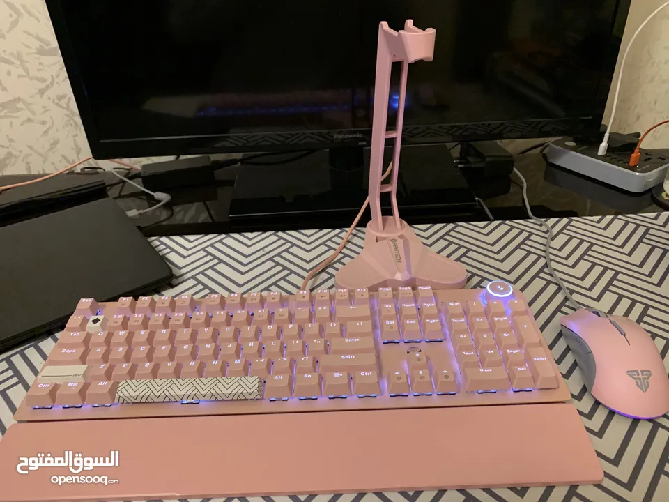 Fantech Pink Keyboard Mice and Headphone Stand