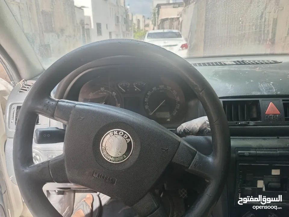 سكوده اكتافيه موديل 2002 ديزل جير عادي اصل عمومي لون ابيض مطور 1900 جير ومطور شغلات ميه ميه