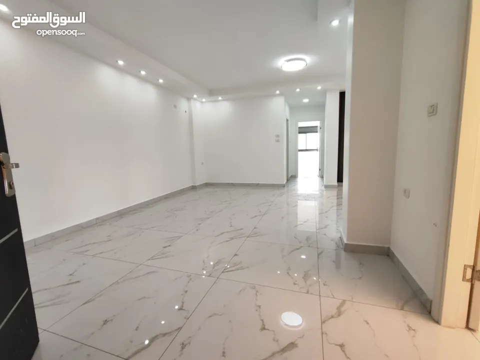 روف غير مفروش للإيجار – أول رافات  موقع مميز قرب سنقرط وصالات الهاشم سابقًا