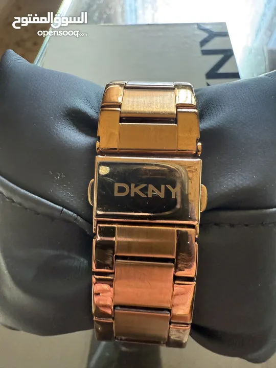 ساعه DKNY معدني برونز بحاله الجديده للبيع