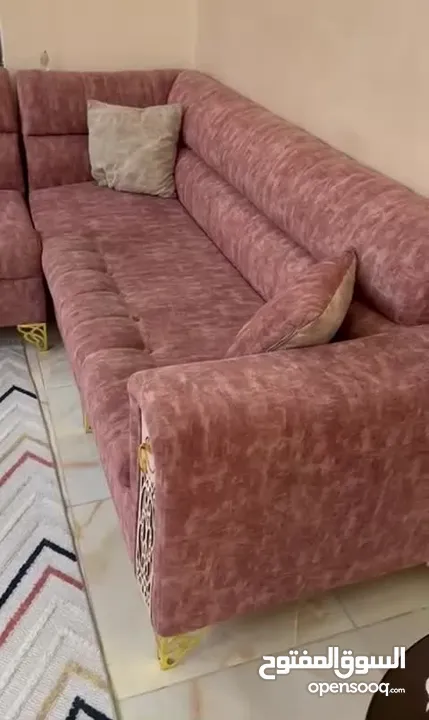 كنب معيشة بحالة جيدة جدًا قابل للتفاوض