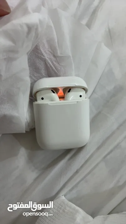 Airpods 2 وكالهما فيها اشي
