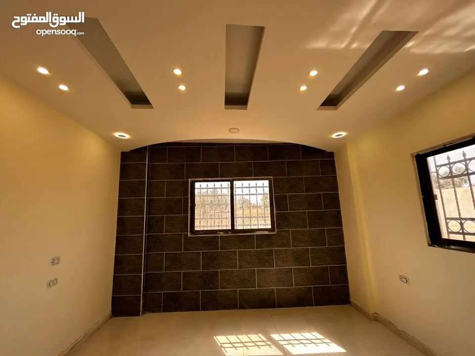 مزرعة 8 دونمات وبناء حجر فاخر 162 متر عمر البناء 5 سنوات