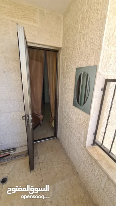 شقة غير مفروشة للايجار في ام الشرايط قرب عسل وبصل
