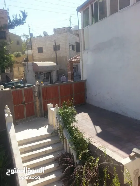 للبيع عمارة تجاري طولي في الأشرفية حي الارمن شارع حاتم الطائي بجانب معجنات جوهرة ارمينيا.