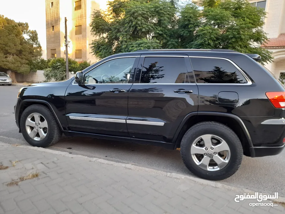 Jeep Grand Cherokee 2011                                                          Laredo 4x4