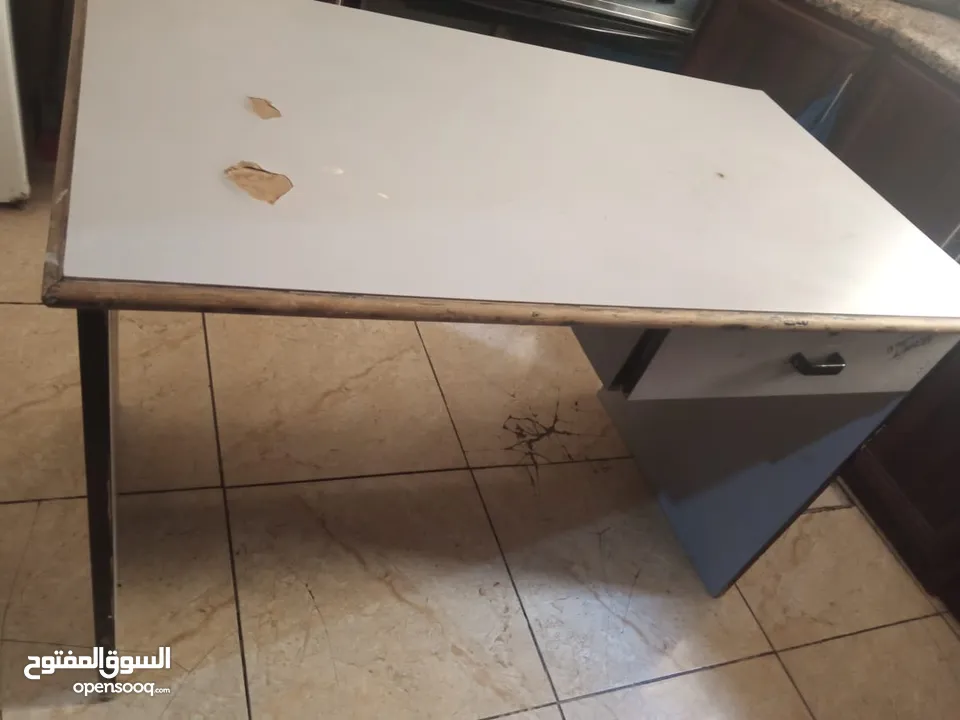 طاوله مكتب مرتبه وبتنفع لدراسه
