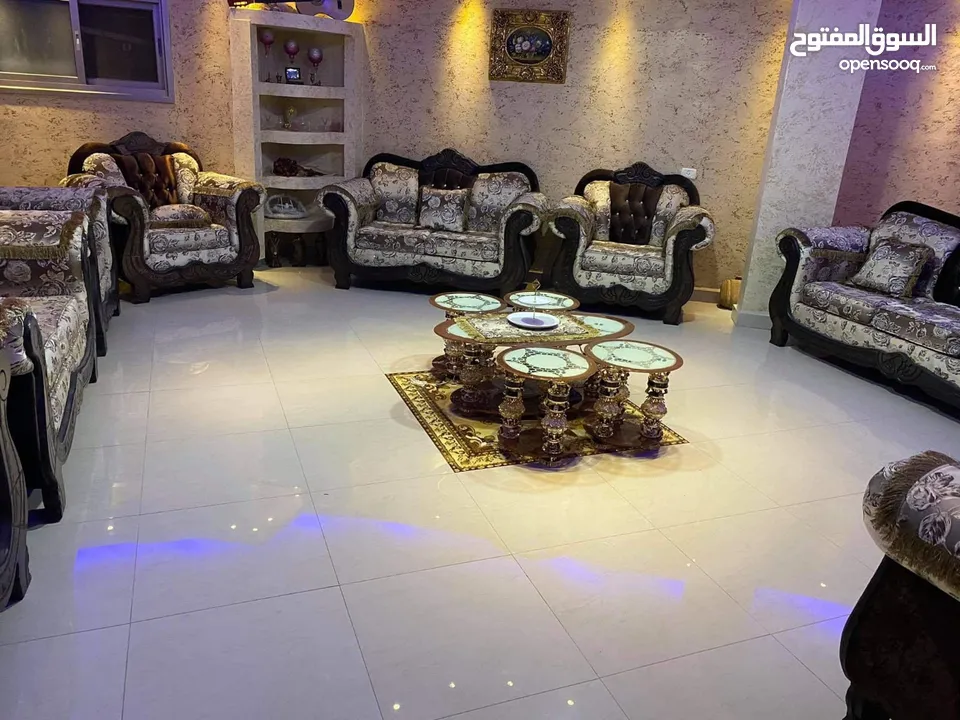 كنب صالون استعمال بسيط بحاله جديده قعده تفصيل محلي  طاوله سفره مع 6 كراسي