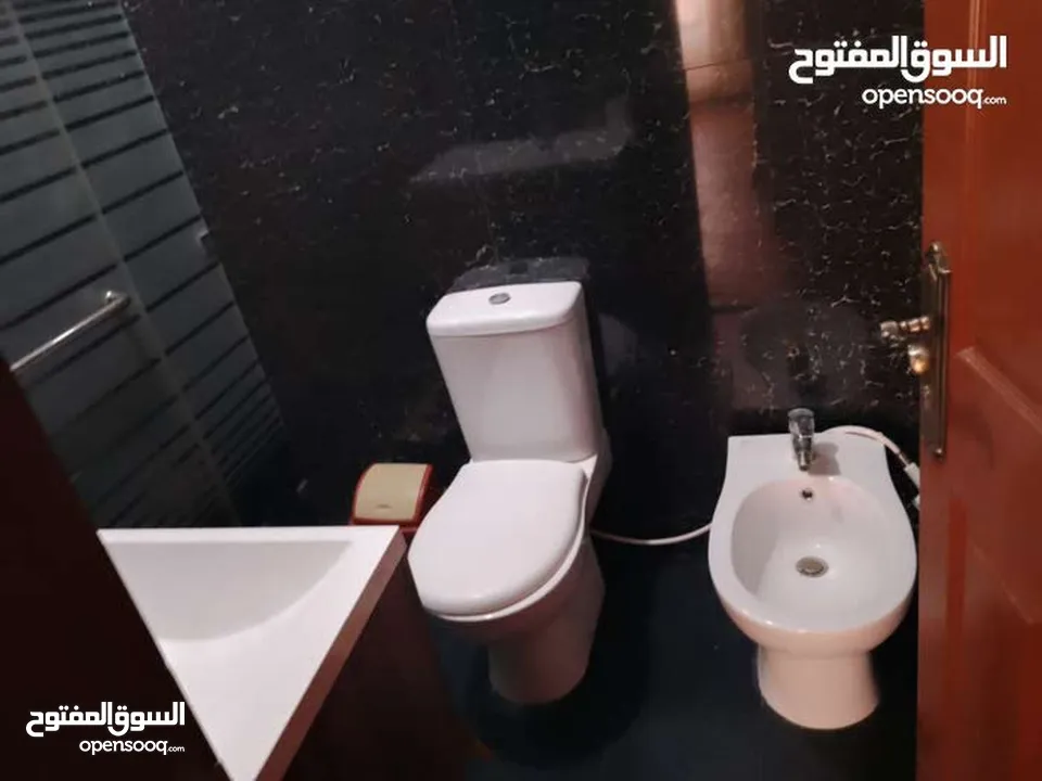 شقة مفروشة فاخرة للايجار الشهري او السنوي موقع مميز اثاث فخم قريبة تبعد 500 م3 عن بوليفارد العبدلي