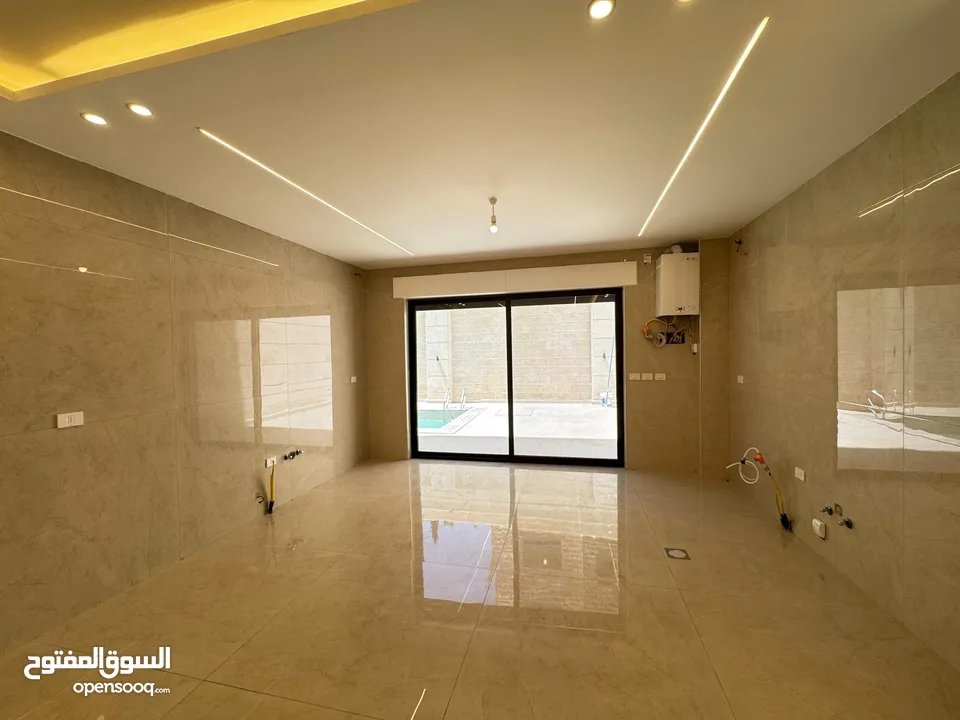 شقة لقطة للبيع شبه أرضي شارع المطار النخيل  شبه ارضي مساحة 183م وترس خارجي 170 م ومسبح خاص وكراج خاص