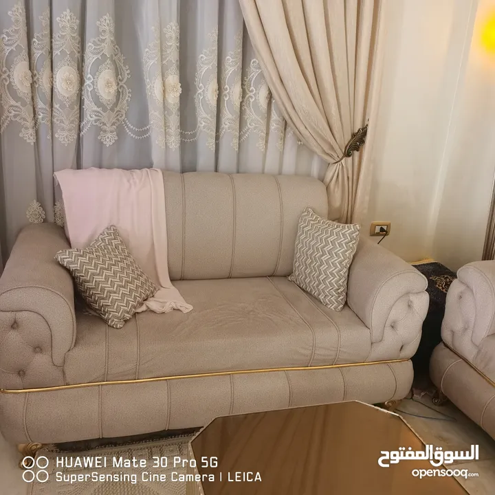 كنب جديد بحاله ممتازه للبيع بداعي السفر مع الطاوله وسط