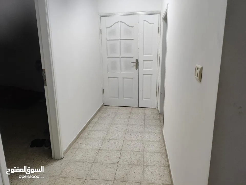 متوفر شقة بطولكرم دوار السلام دخلة ريم البوادي مساحتها 135 ومع بيت الدرج 145  دلكس جاهزة  بدون مصعد