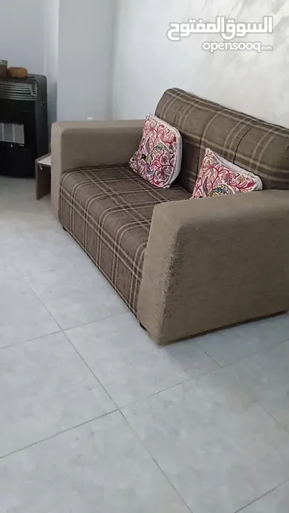 طقم كنب تفصيل بحالة الوكالة مع 2 طاولات و شاشة