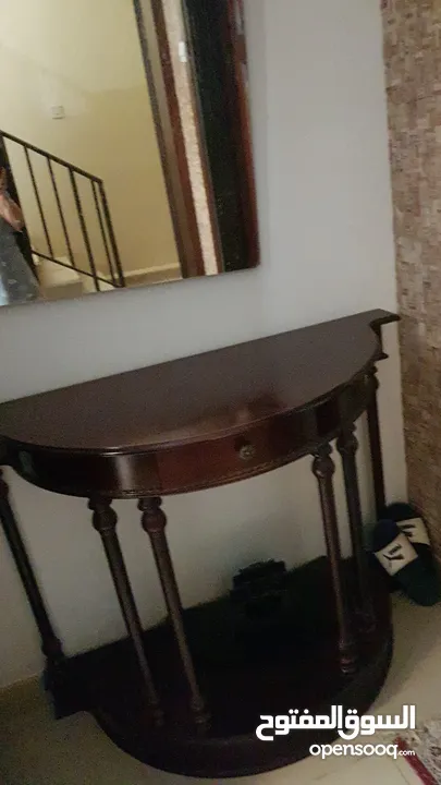 مرآة عموديه وطاولة مدخل مع مراة