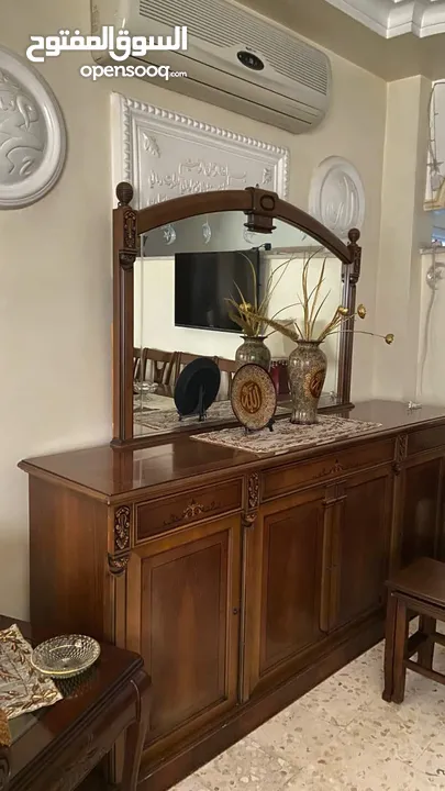 طقم سفرة / طقم كنب ضيوف/ كيزر ماء( سخان ) / مكيف 2 طن/ مفرش تخت وبرداية طقم/ قلاية كهربائية / طاولات
