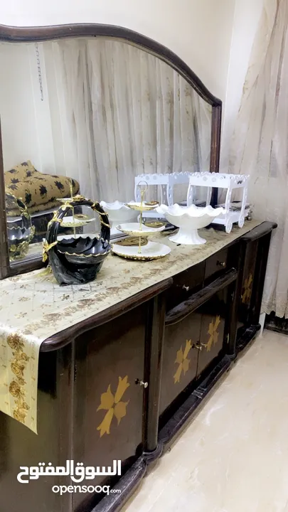 بيرو مصري مع مرآه زان ثقيل جدا  بحاله ممتازه للبيع