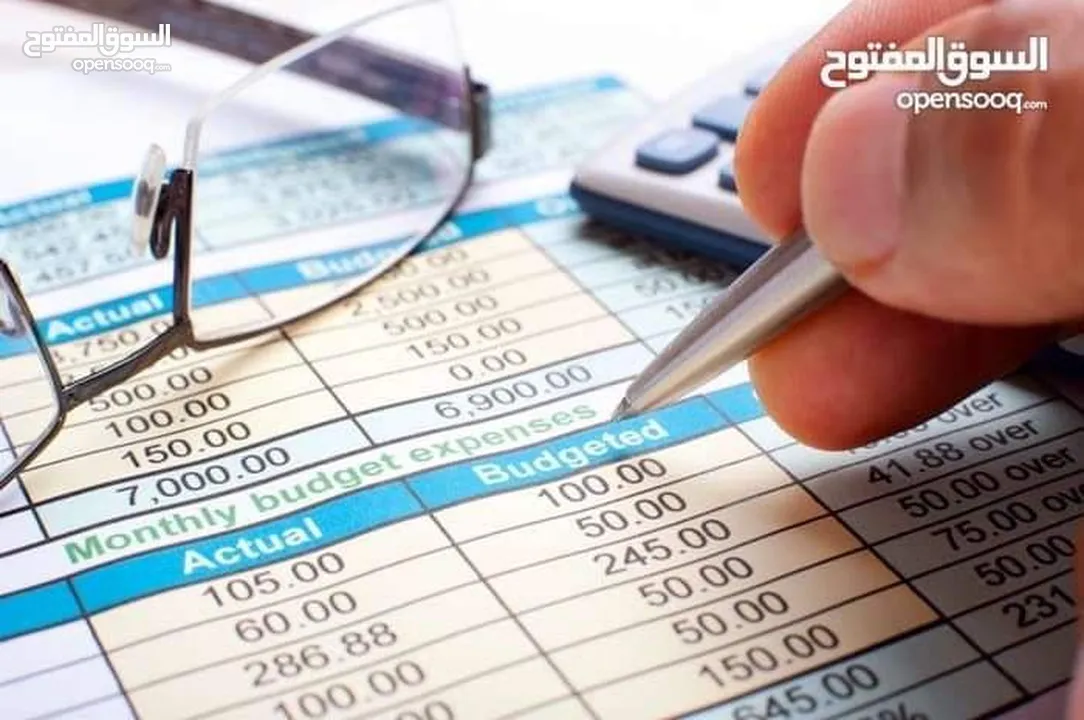 أستاذ محاسبة و اقتصاد حاصل على الامتياز لطلاب الجامعات