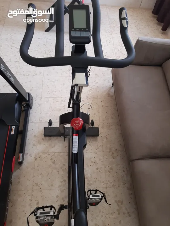 دارجه تمارين ثابته (spinning bike)مخصصة للتمارين الرياضية المنزلية. شبه جديده ونظيفة..