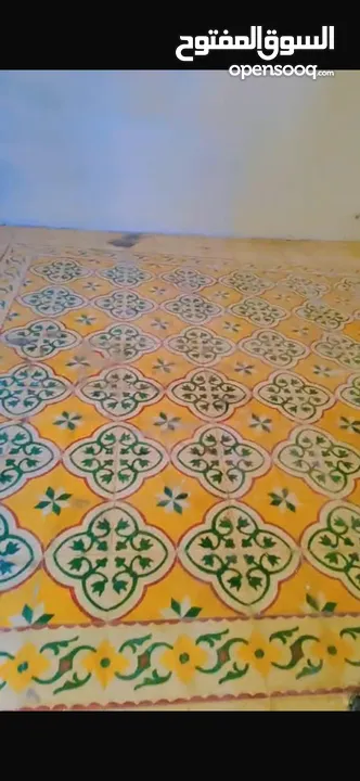 بسبب السفر شقه ارضي للبيع 3 غرف نوم و2وصالونين و 3حمامات و2 ومطبخين وحديقه صغير 3-4م داخل المنزل في