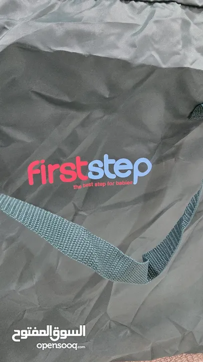 سرير first step  بحالة ممتازة يتصفط مع مجموعة ألعاب