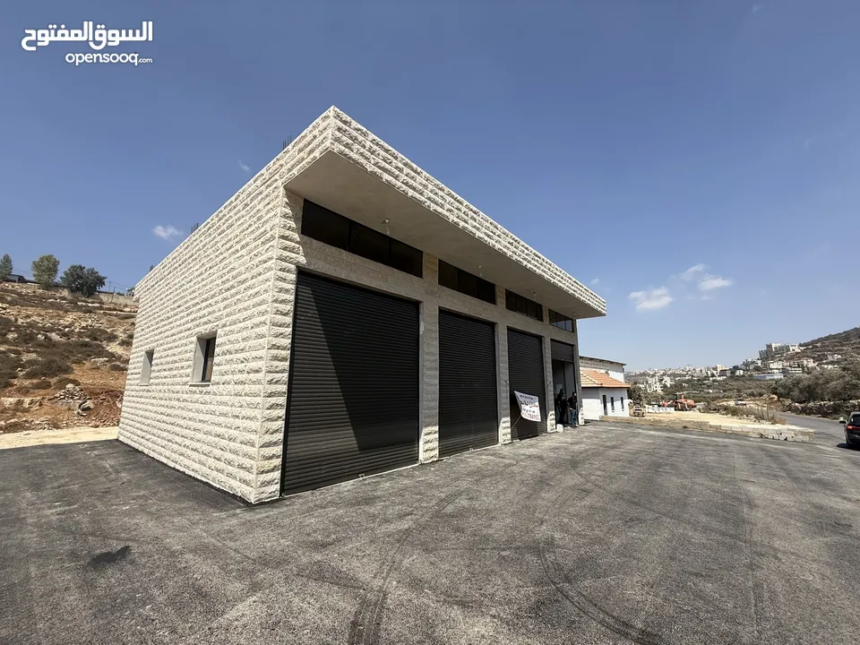 مخازن للإيجار اربع ابواب يصلح تأجير باب  مساحه المخزن الواحد ارتفاع 6 متر الطول 11 متر عرض المخزن 3