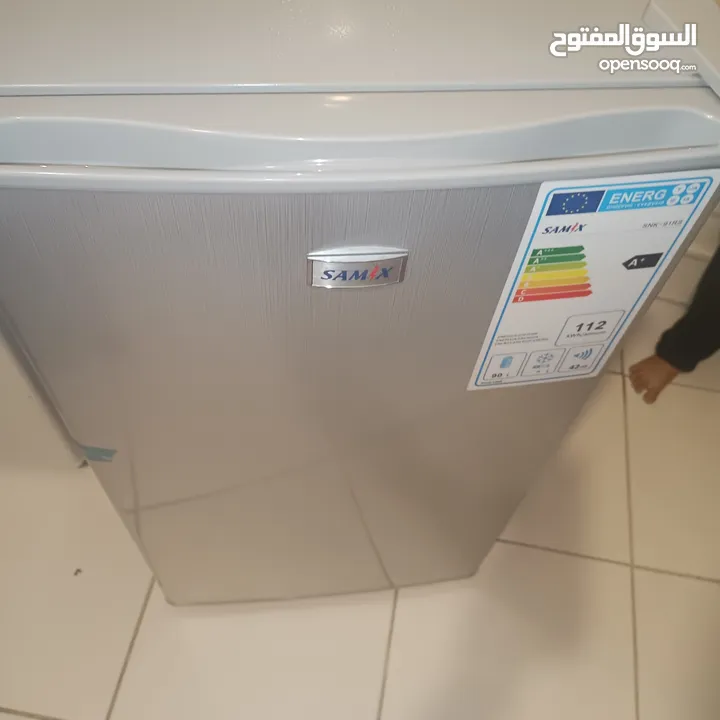 ثلاجه مع فريزر سلفر صامته مكتبيه  ماركة سيمكس  العالميه ثلاجة  مصممه لتدووم  متوفر اللون  الاسود