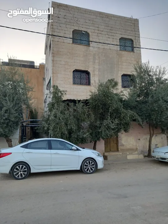 فرصة استثمارية مميزة. عمارة بموقع مميز بالقرب من مجمع الدوائر الحكومية تصلح للتأجير او مكاتب