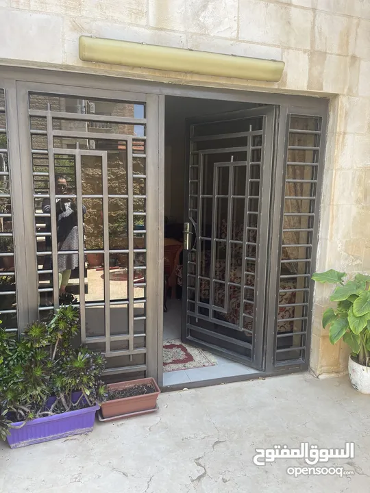 شقة مميزة مساحة 250 تراسات امامية وخلفية 160 موقع مميز شارع عواد الفرحان