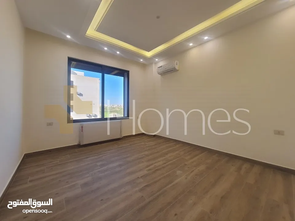 شقة ارضية مع ترس للبيع في رجم عميش، بمساحة بناء 225م
