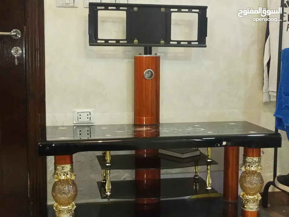 طاولة مع قواعد للتلفزيون