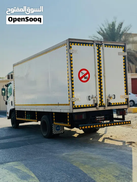 Izuzu NPR Box Cargo Truck (covered Body) 6 wheels Year-2016.Single owner used Cargo Truck