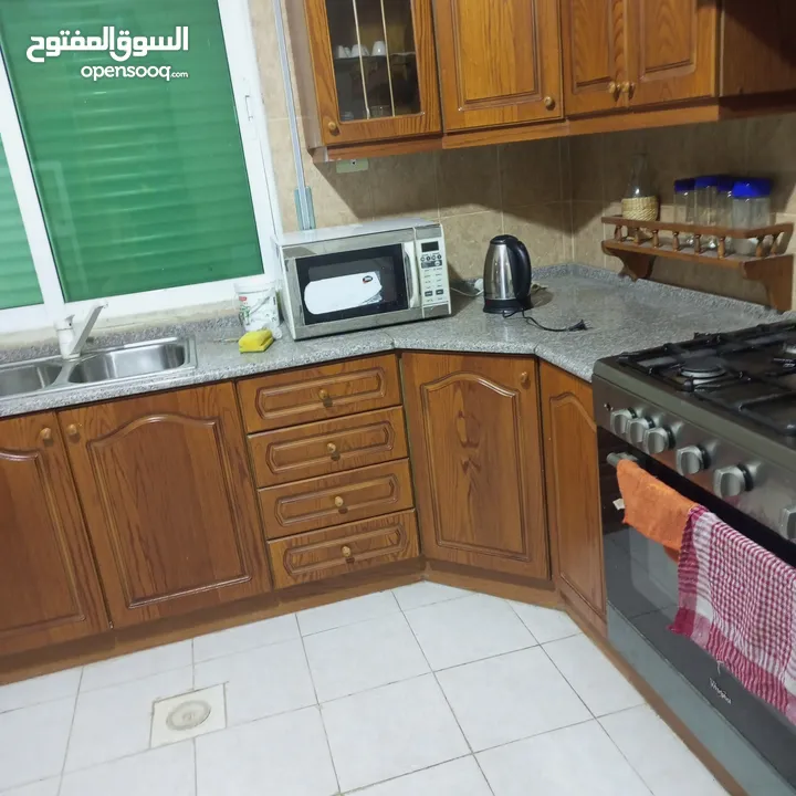 شقة مفروشة أرضية للايجار في ضاحية الرشيد 4 مكيفات بكل غرفة مكيف وبئر ماء خاص للشقة
