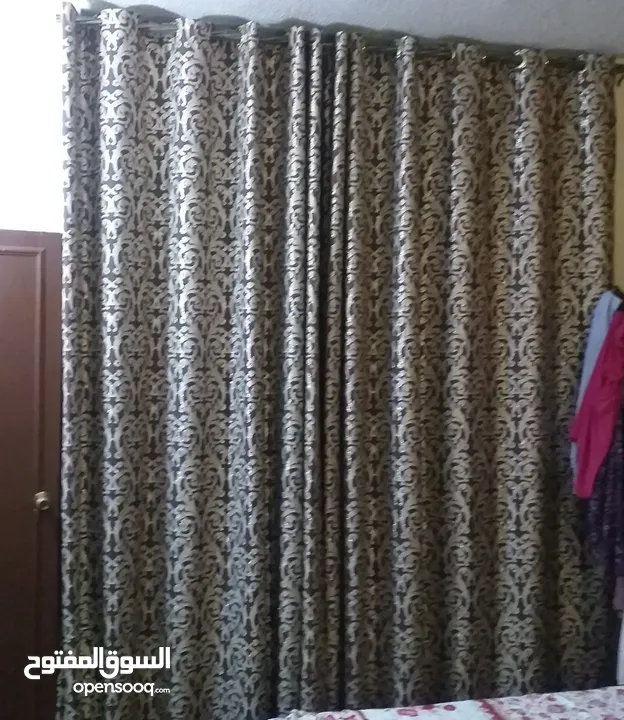 للبيع مستعجل برادي 3 قطع ازرق مخمل ومعرق لشباك مقاسها بالاعلان برداية معرقة 3قطعة بيصير لشباكين ثقال