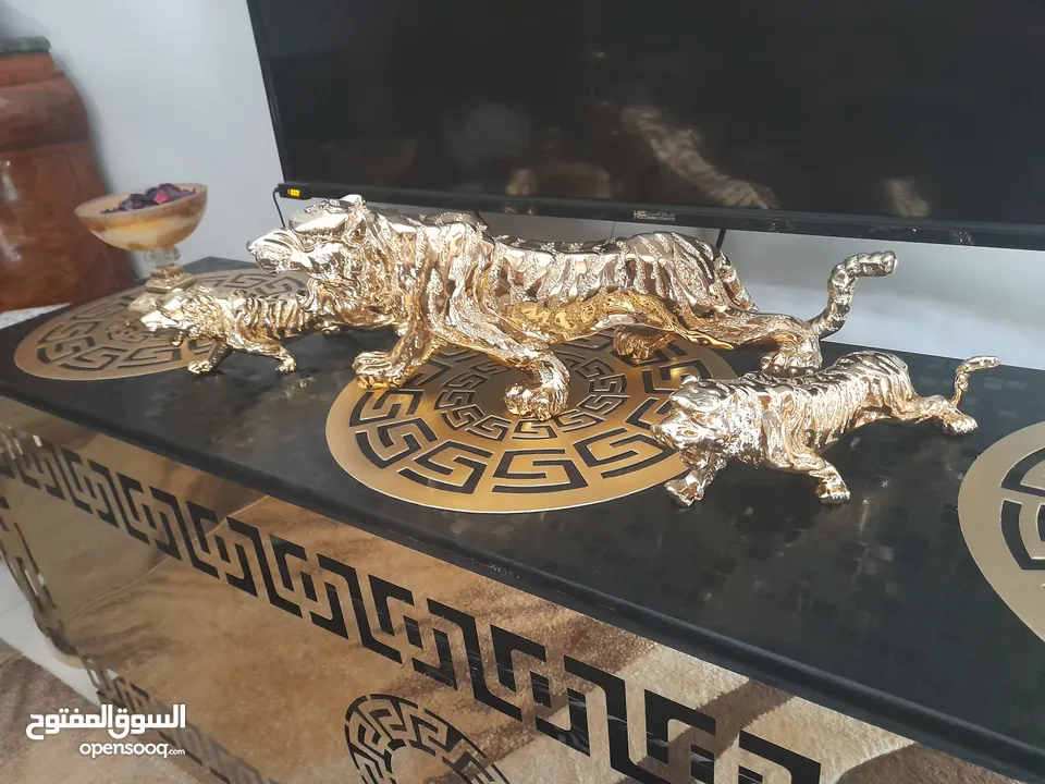 تحف وانتيكات ونحاسيات بسعر مغري من المالك